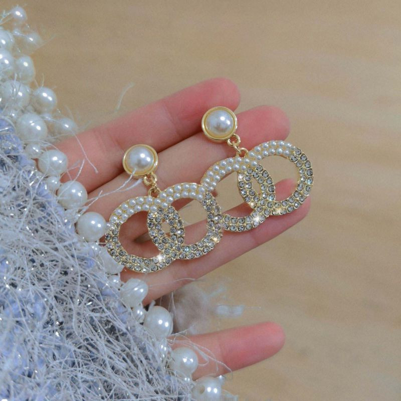 Нарядные серьги со стразами и подвесными кольцами CJR62791