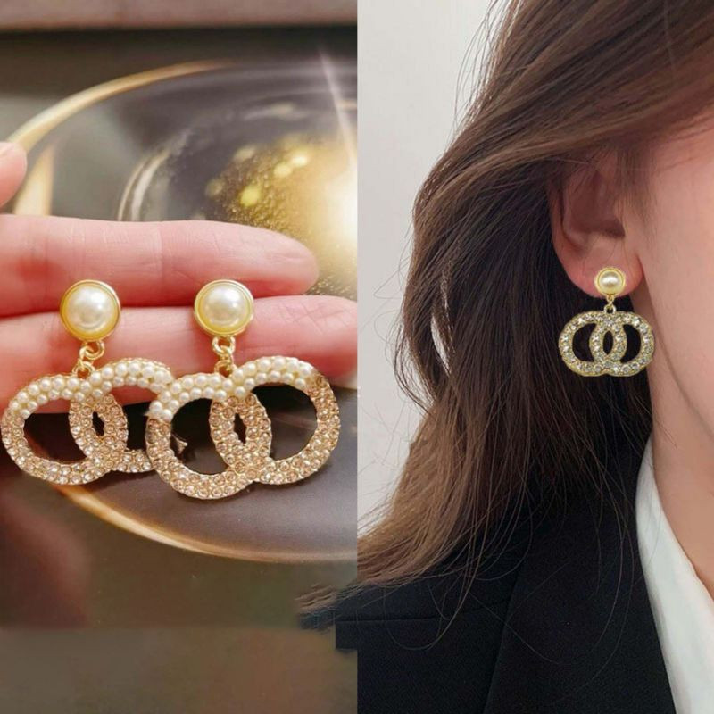 Нарядные серьги со стразами и подвесными кольцами CJR62791