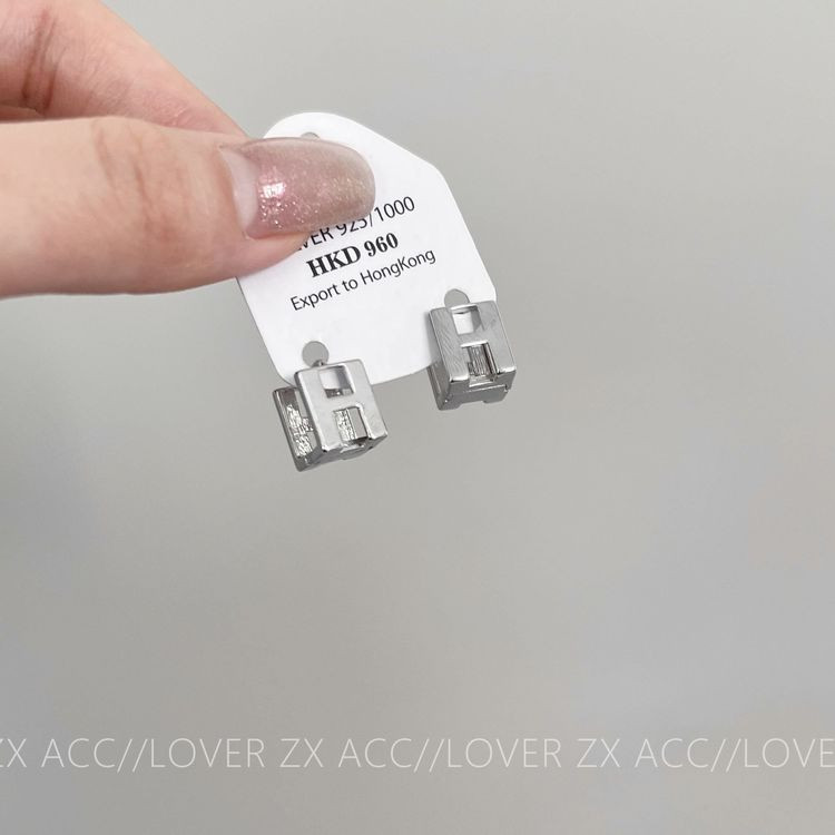 Серьги-гвоздики прямоугольные с геометрическим вырезом J10923CJJ