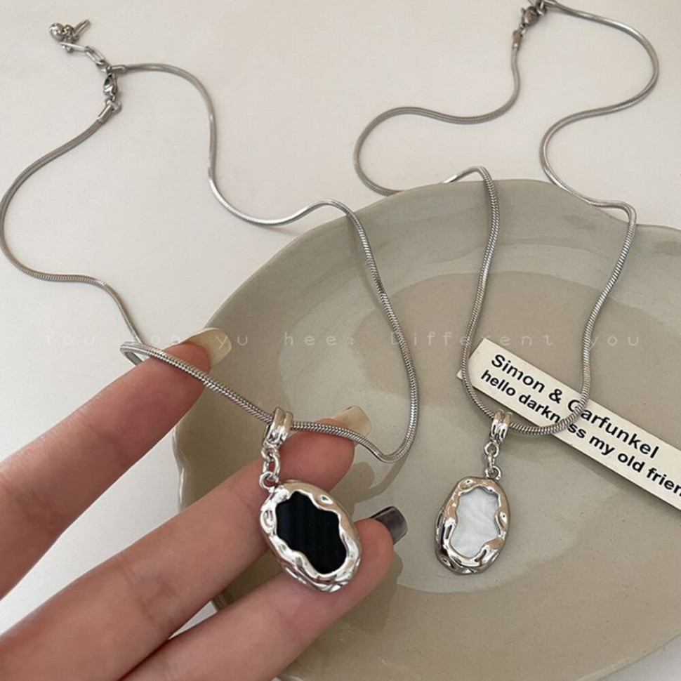 Серебристая цепочка с асимметричным кулоном и черным перламутром J11429CJJ