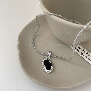 Серебристая цепочка с асимметричным кулоном и черным перламутром J11429CJJ