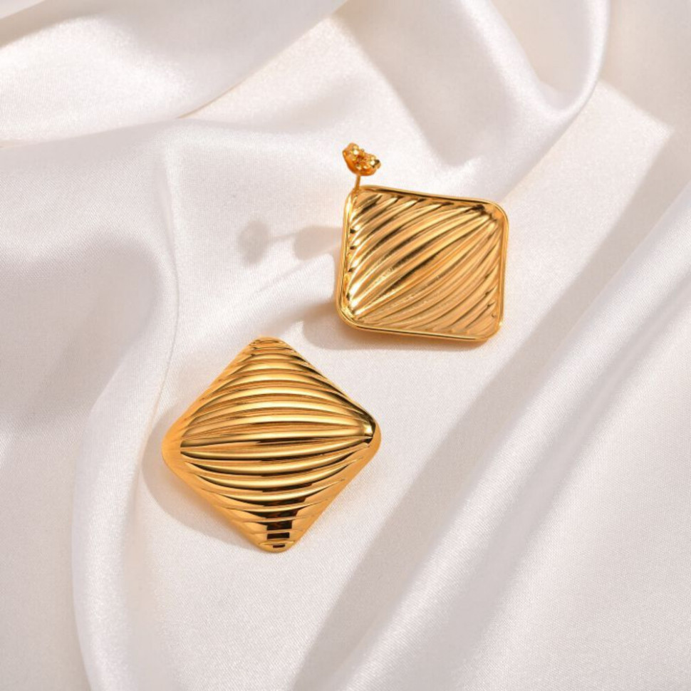 Золотистые фактурные серьги-пусеты Ромбы CJH33454
