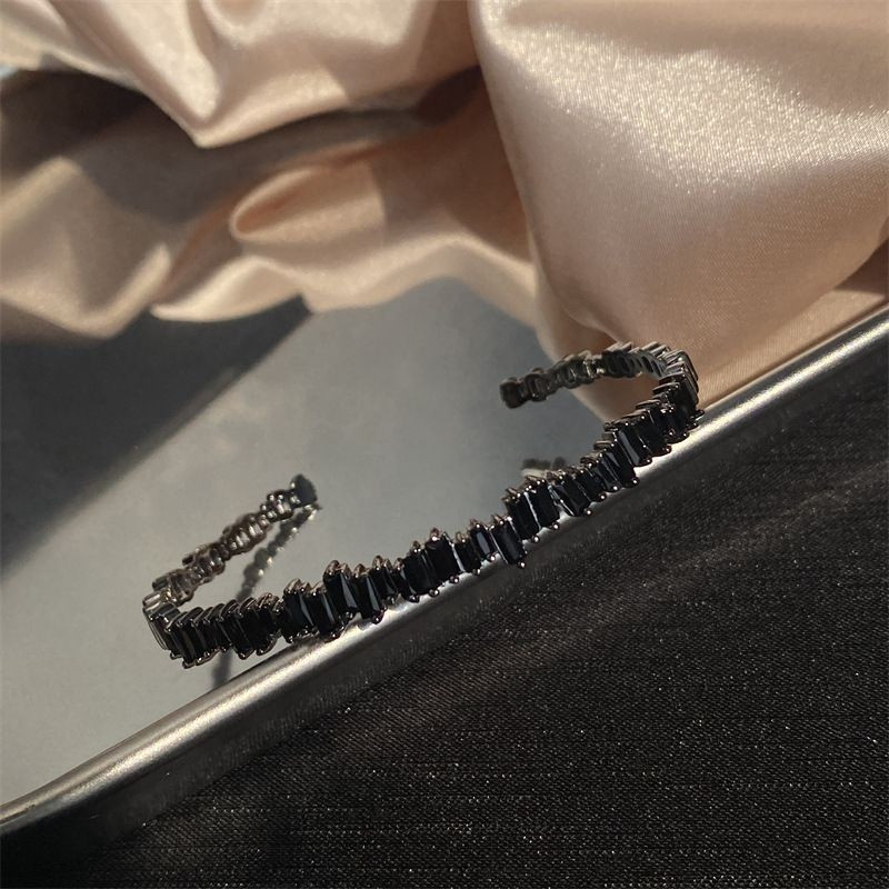 Широкий ажурный жесткий браслет с инкрустацией CJG26649