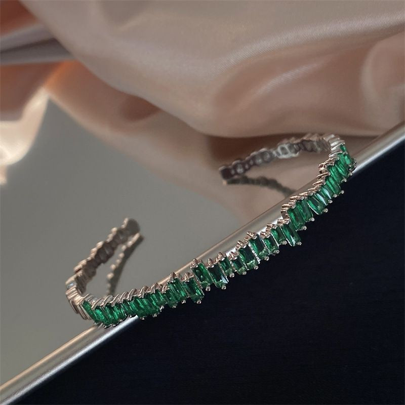 Широкий ажурный жесткий браслет с инкрустацией CJG26649