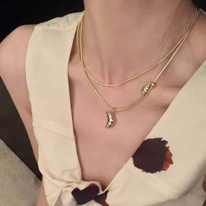 Двойная золотистая цепочка с подвеской-круассаном CJH63660