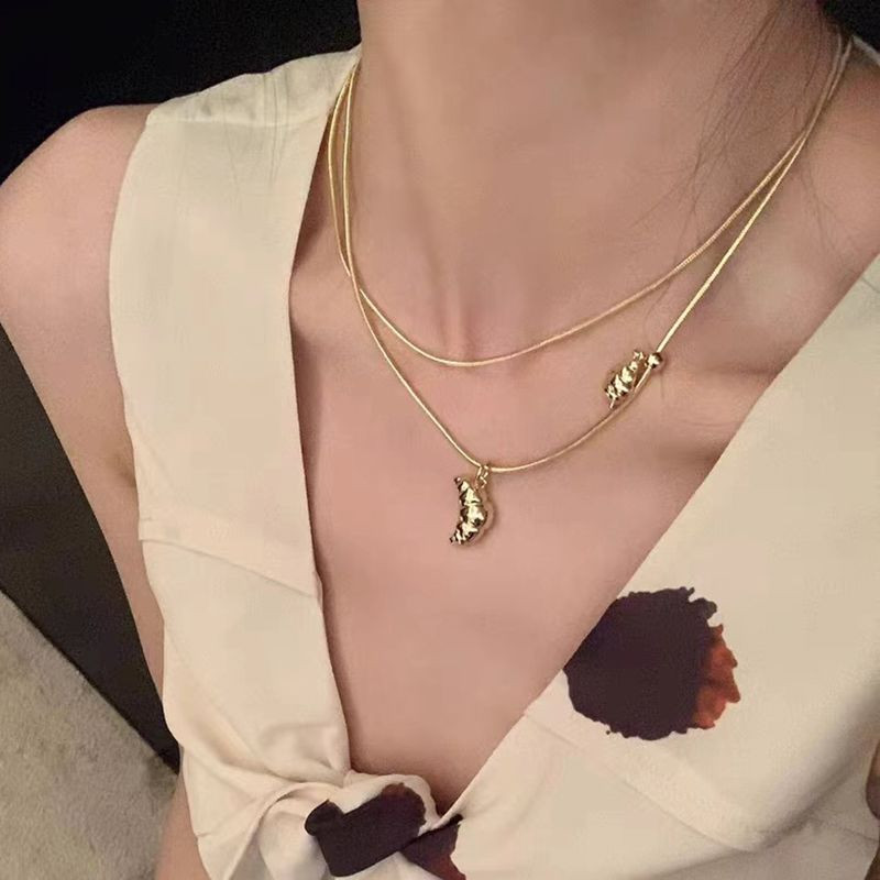 Двойная золотистая цепочка с подвеской-круассаном CJH63660