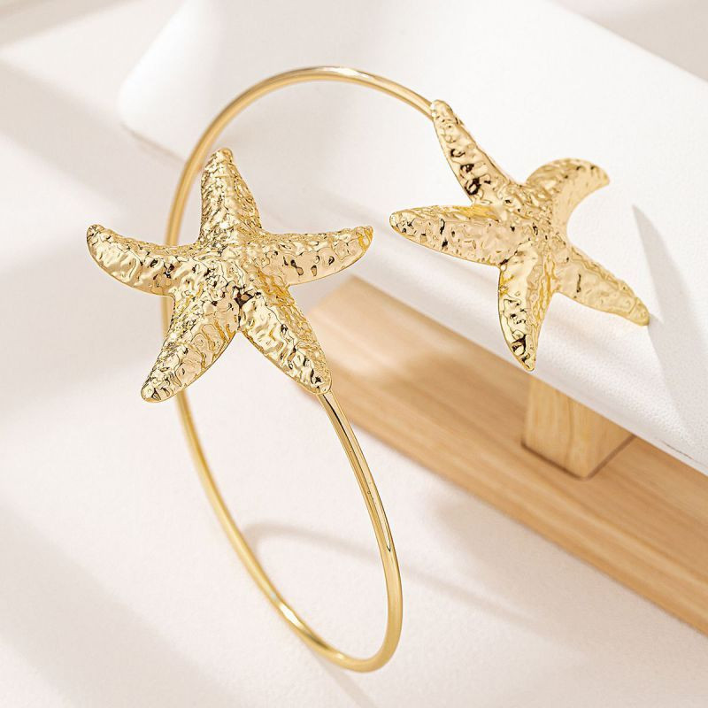 Браслет жесткий спиральный с крупными морскими звездами CJL97475