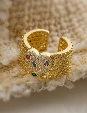 Широкое фактурное кольцо с сердцем из кристаллов L76189