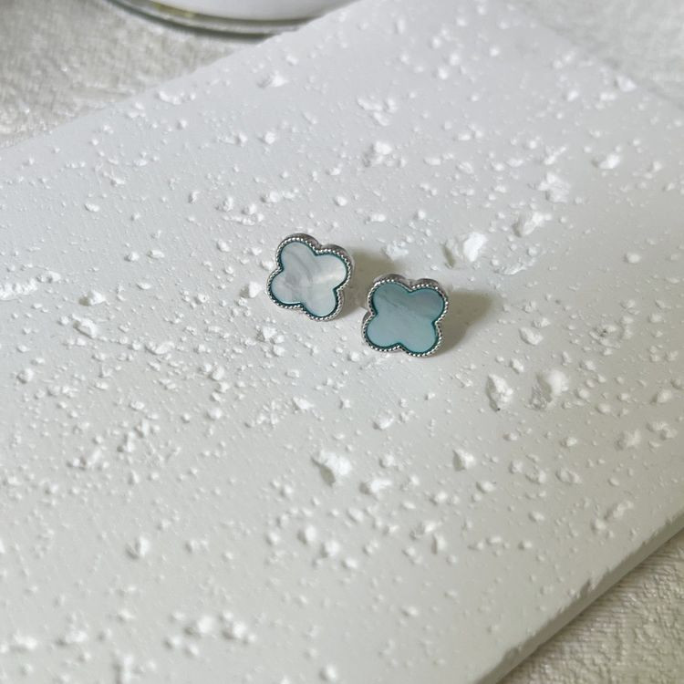 Серьги-гвоздики клевер с голубой вставкой J10929CJJ