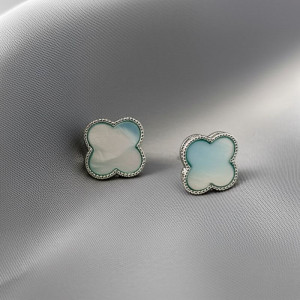 Серьги-гвоздики клевер с голубой вставкой J10929CJJ Серьги-гвоздики клевер с голубой вставкой J10929CJJ