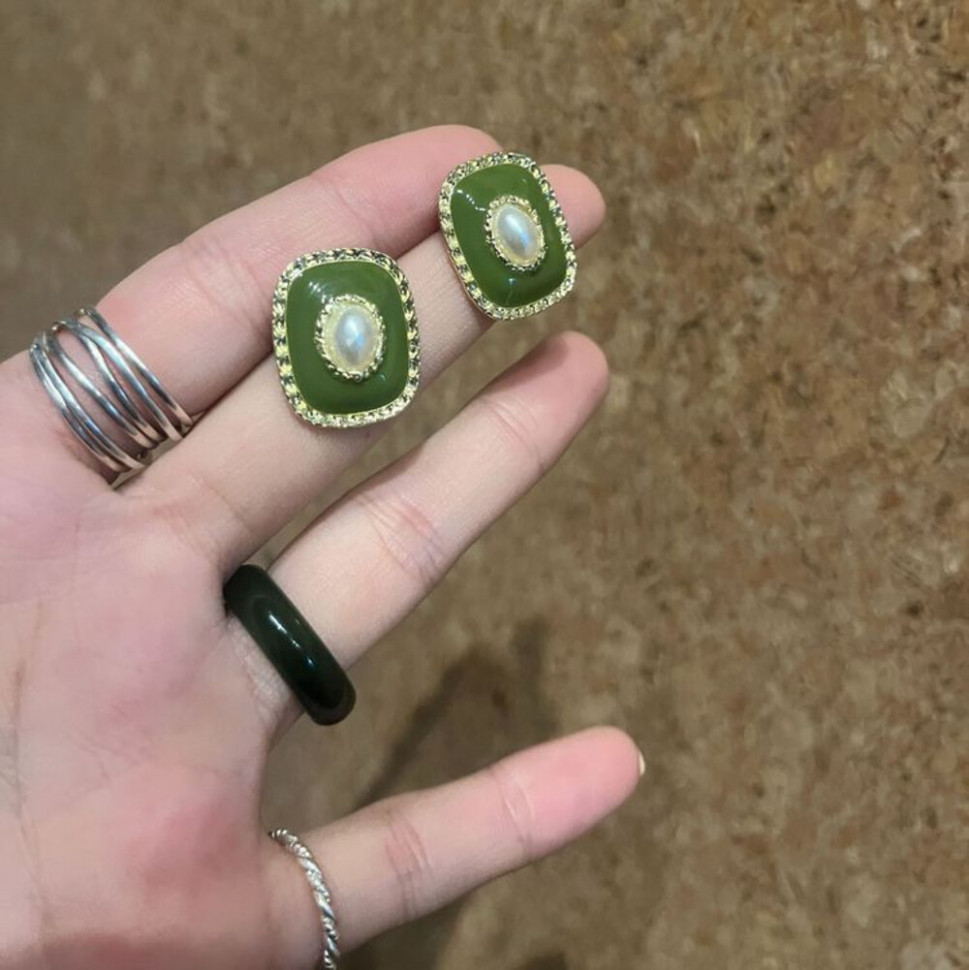 Винтажные серьги-пусеты Зеленая эмаль и жемчуг в золоте 1J10579CJJ