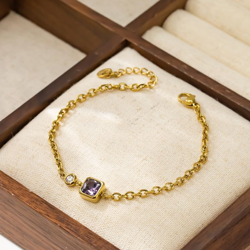 Браслет тонкий с изящным центральным кристаллом CJN40330