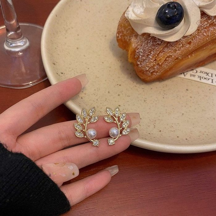 Нежные серьги-пусеты Колосья с жемчугом и кристаллами CJL03478