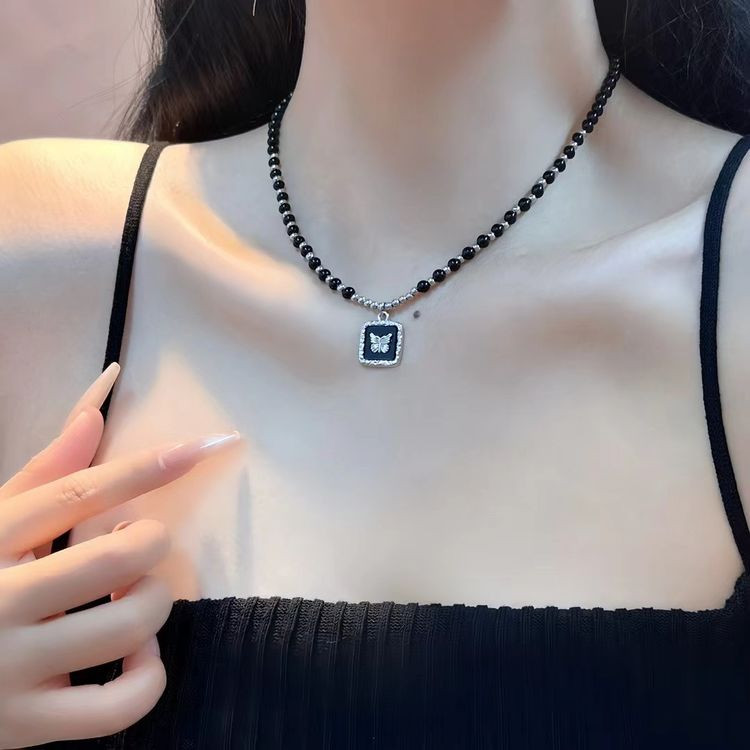 Колье из черного бисера с прямоугольным кулоном J11430CJJ Колье из черного бисера с прямоугольным кулоном J11430CJJ