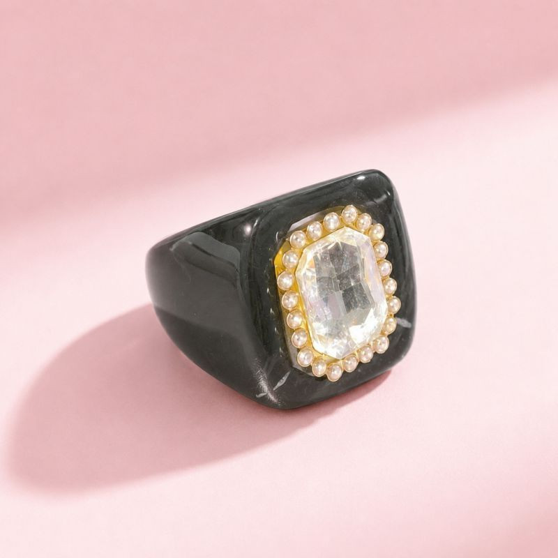 Жёлтое кольцо из смолы с сердцем ASUY64808 Жёлтое кольцо из смолы с сердцем ASUY64808