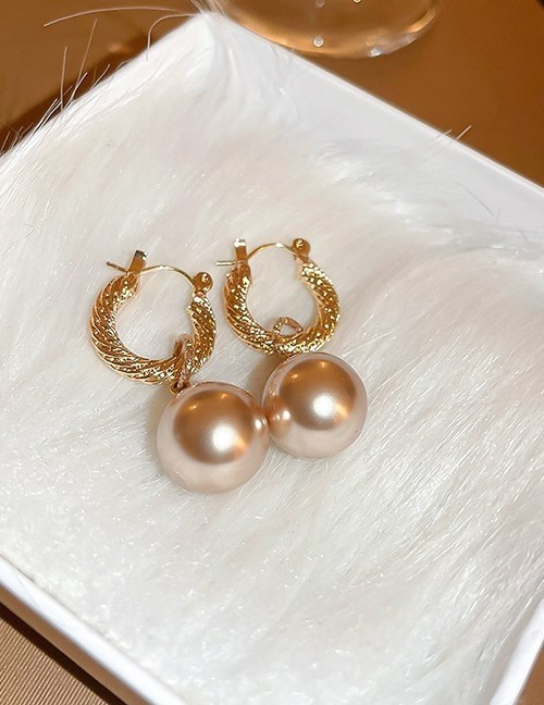 Золотистые серьги-кольца с крупными жемчужными подвесками L07728 Золотистые серьги-кольца с крупными жемчужными подвесками L07728