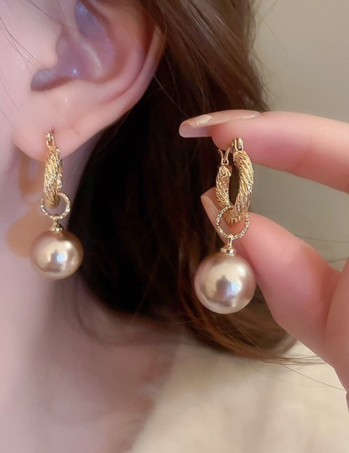 Золотистые серьги-кольца с крупными жемчужными подвесками L07728 Золотистые серьги-кольца с крупными жемчужными подвесками L07728