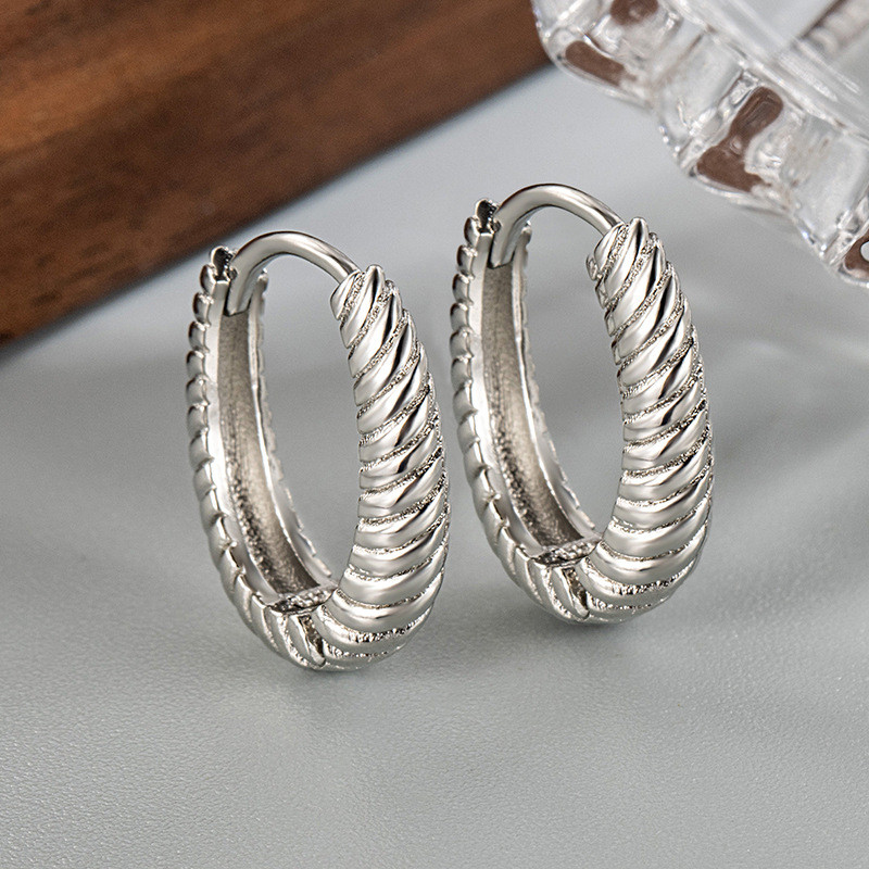 Серебристые серьги кольца из латуни с платиновым напылением и рифлением 1J10046CJJ