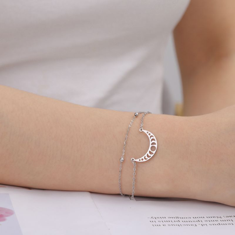 Браслет нитевой с изящным золотистым полумесяцем CJU10678