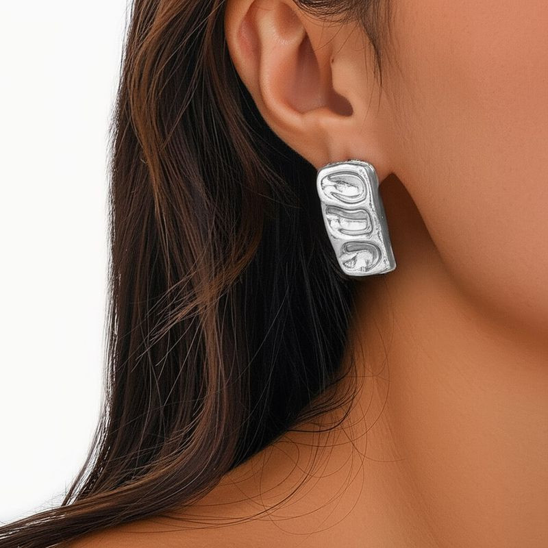 Трендовые серьги-пусеты из «мятого» металла 1J11837CJJ Трендовые серьги-пусеты из «мятого» металла 1J11837CJJ