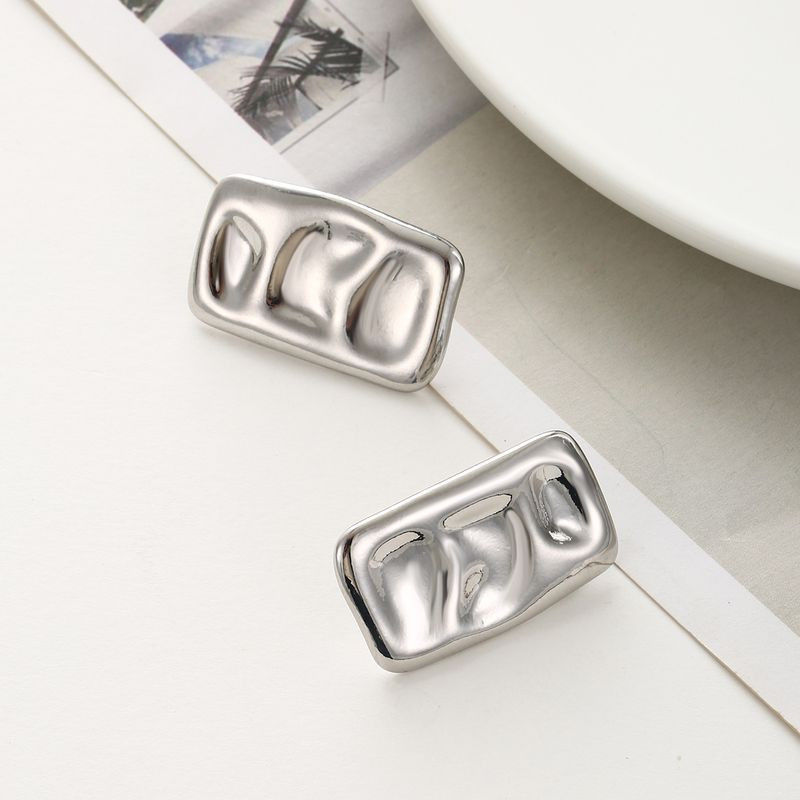 Трендовые серьги-пусеты из «мятого» металла 1J11837CJJ Трендовые серьги-пусеты из «мятого» металла 1J11837CJJ