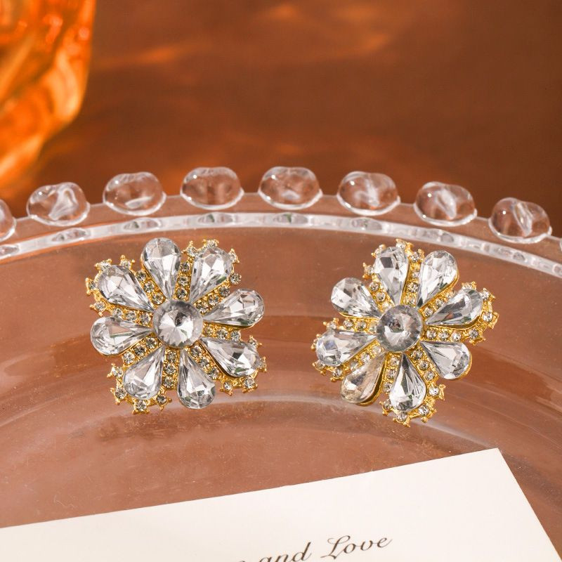 Акцентные серьги-пусеты Снежные цветы из кристаллов CJL03479