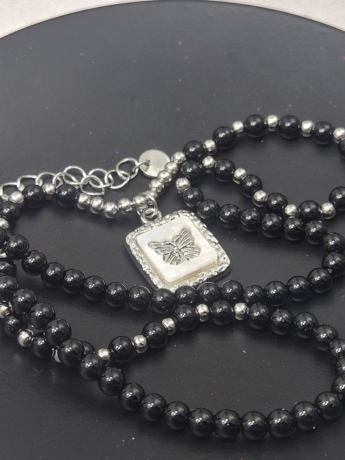 Черные бусы с квадратной подвеской-рамкой и бабочкой J11431CJJ