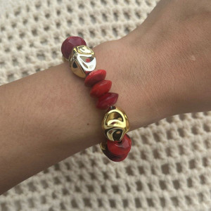 Браслет из красного камня с золотистыми шарами CJP37611 Браслет из красного камня с золотистыми шарами CJP37611
