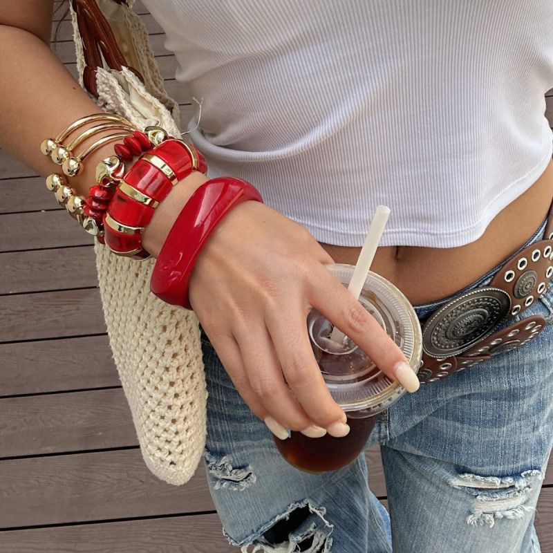 Браслет из красного камня с золотистыми шарами CJP37611