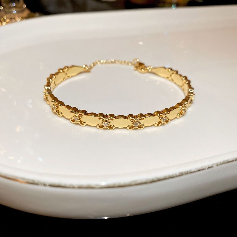 Золотистый жесткий браслет с цветочным орнаментом CJL19461