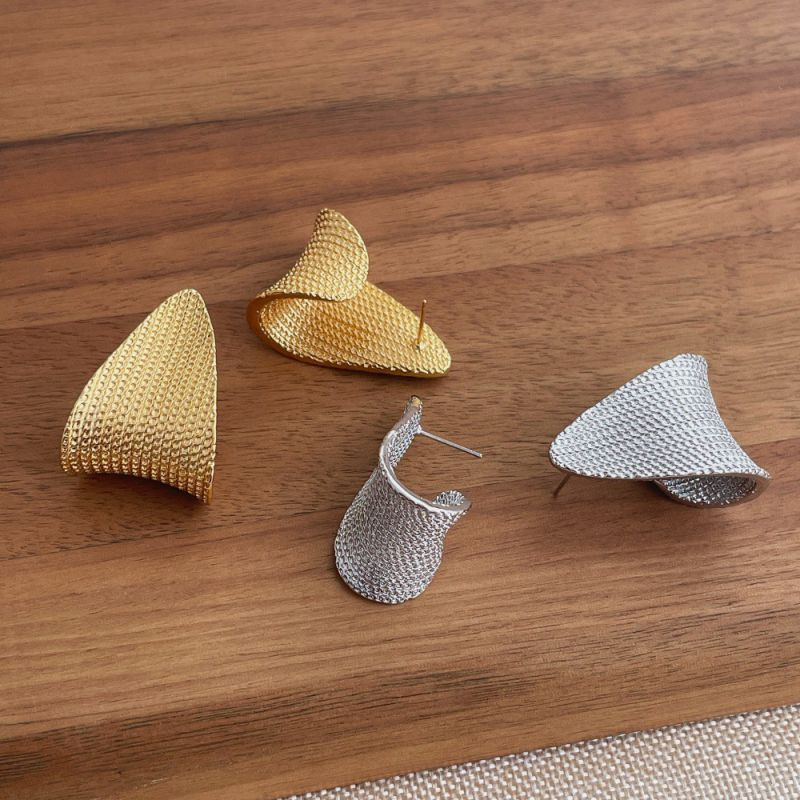 Геометрические серьги-пусеты в форме треугольников CJP44820 Геометрические серьги-пусеты в форме треугольников CJP44820