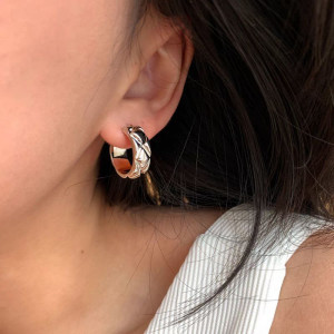 Стильные серьги-конго с черно-белым эмалевым плетением CJQ01506