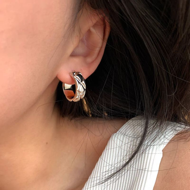 Стильные серьги-конго с черно-белым эмалевым плетением CJQ01506