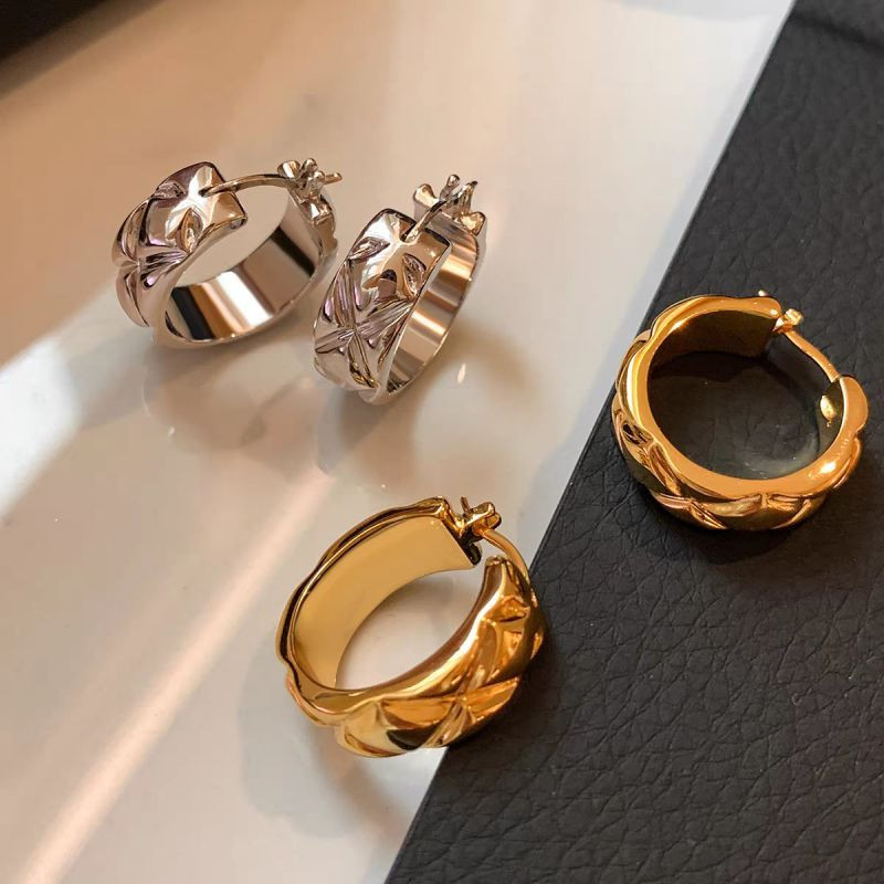 Стильные серьги-конго с черно-белым эмалевым плетением CJQ01506