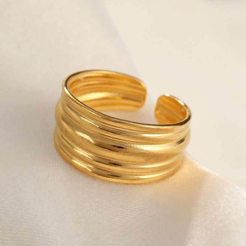 Широкое кольцо с рельефными горизонтальными полосами CJH27689