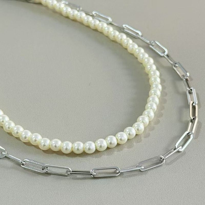 Многослойное колье из жемчужной нити и серебристых цепей CJQ31479