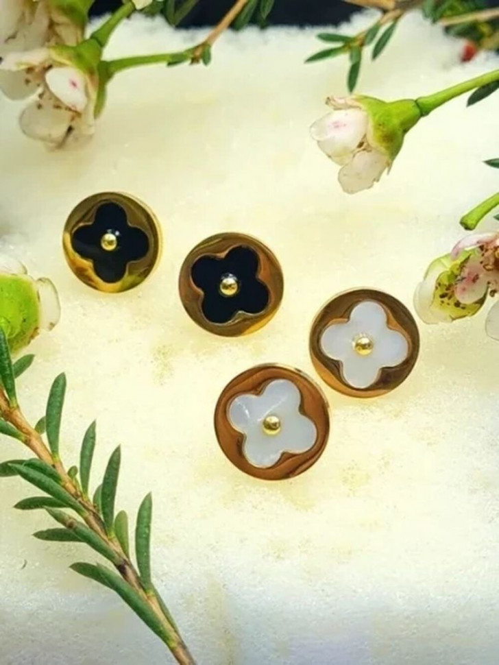 Серьги-гвоздики стальные с напылением золотом клевер J10132CJJ Серьги-гвоздики стальные с напылением золотом клевер J10132CJJ