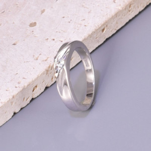 Рельефное кольцо с узором плетения и центральным фианитом CJH86262