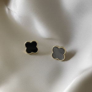 Серьги-гвоздики клевер с контрастной вставкой J10932CJJ Серьги-гвоздики клевер с контрастной вставкой J10932CJJ