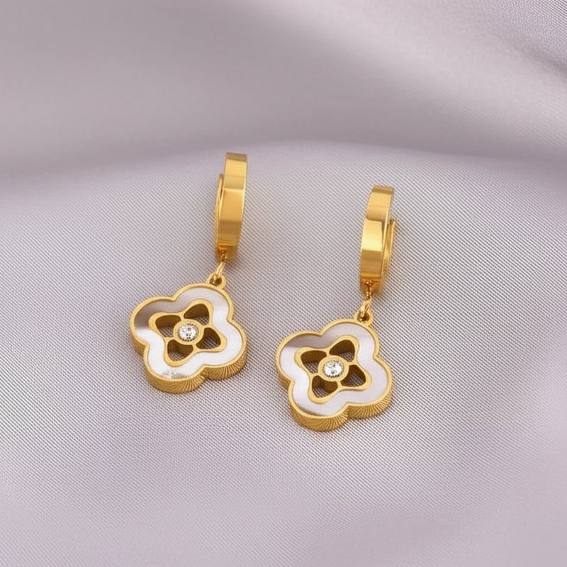 Золотистые серьги-кольца с белым клевером 1J10897CJJ Золотистые серьги-кольца с белым клевером 1J10897CJJ