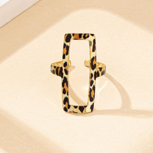 Широкое кольцо с леопардовым принтом и геометрическим вырезом CJG50953