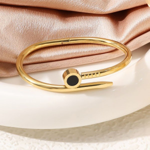 Браслет жесткий разомкнутый в виде гвоздя с черной эмалью CJP45116 Браслет жесткий разомкнутый в виде гвоздя с черной эмалью CJP45116