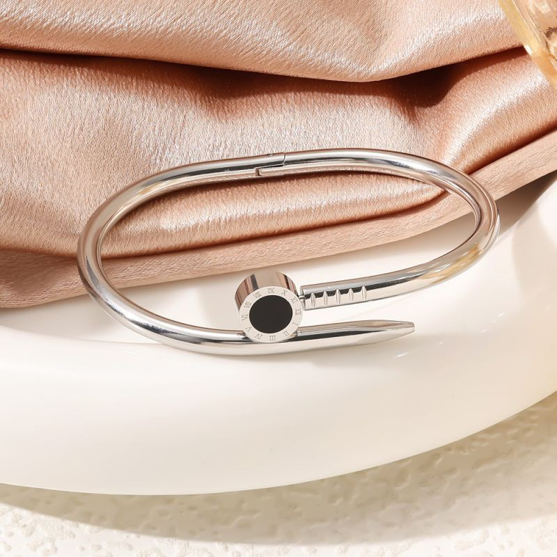 Браслет жесткий разомкнутый в виде гвоздя с черной эмалью CJP45116