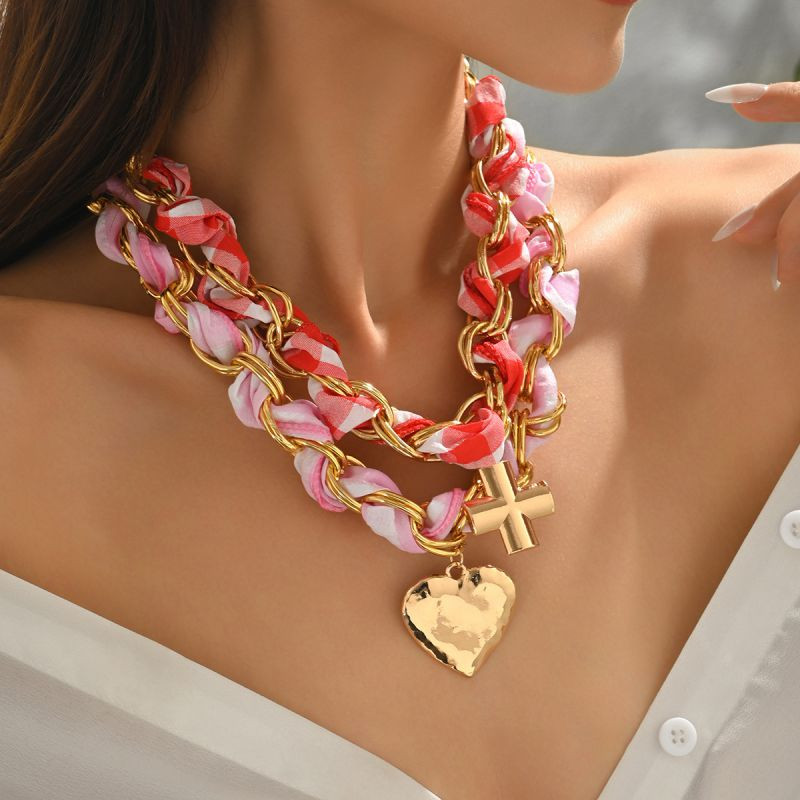 Массивное колье-пластрон из розовых шнуров и золотых цепей CJR61523 Массивное колье-пластрон из розовых шнуров и золотых цепей CJR61523