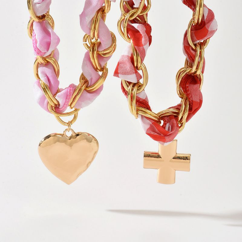 Массивное колье-пластрон из розовых шнуров и золотых цепей CJR61523 Массивное колье-пластрон из розовых шнуров и золотых цепей CJR61523