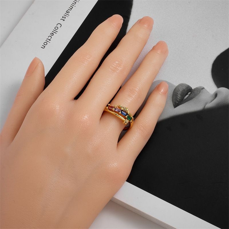 Фантазийное разомкнутое кольцо с контрастной эмалью и стразами CJG54485