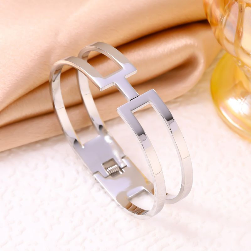 Браслет жесткий разомкнутый с геометрическими прорезями CJR70189