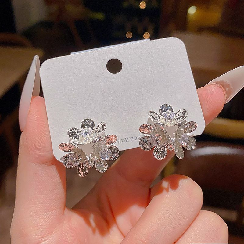 Серебристые серьги с цветком из бриллиантов CJX87016