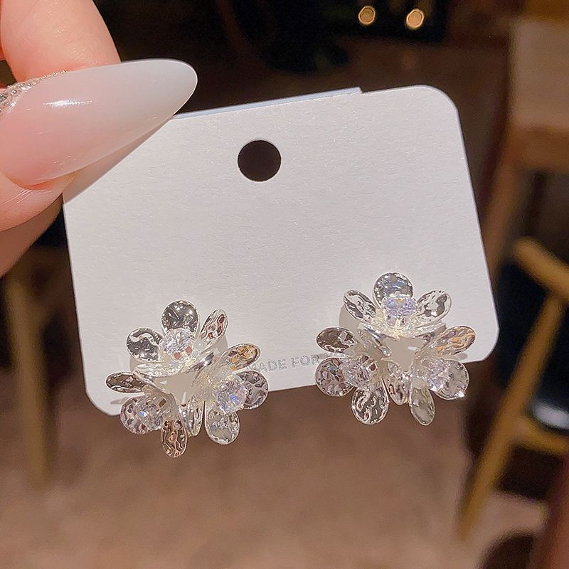 Серебристые серьги с цветком из бриллиантов CJX87016