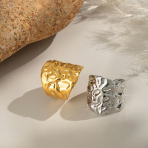 Широкое кольцо с эффектом мятого металла CJN49701